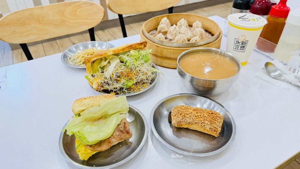 【永新豆漿 竹林總店】永和早餐必吃推薦｜燒餅胡椒餅 小籠湯包 黑芝麻酥餅 肯定一試成主顧